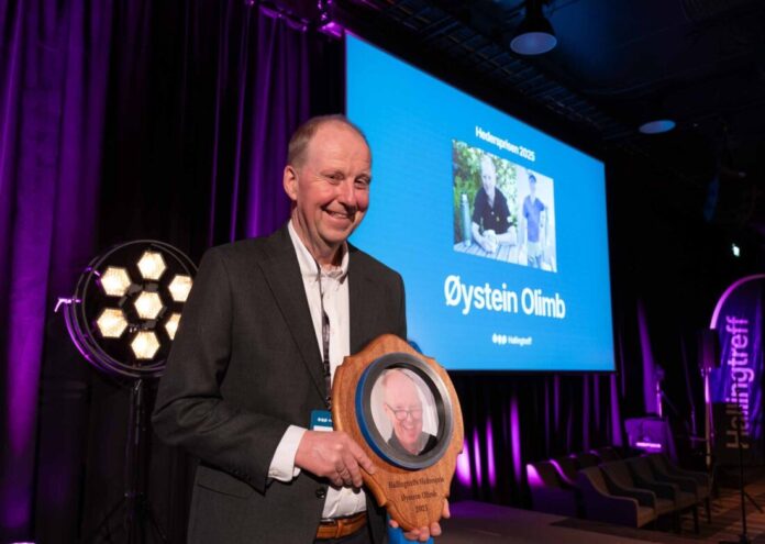 Øystein Olimb ble hedret med Hallingtreffs hederspris 2025. (Foto: Hallingtreff)