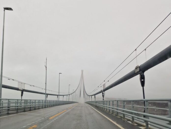 Hålogalandsbrua på E6 i Narvik blir stengt hele uke 37. Årsaken er problemer med asfalt som løsner. (Foto: Statens vegvesen)