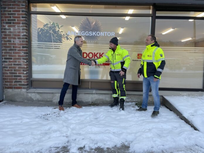 Fra venstre: Stian Forland, salgssjef i SoilSteam, Morgan Brenden, HMS/KS leder i Dokka Entreprenør, og Odd Harald Øvrum, controller i Dokka Entreprenør. (Foto: SoilSteam)