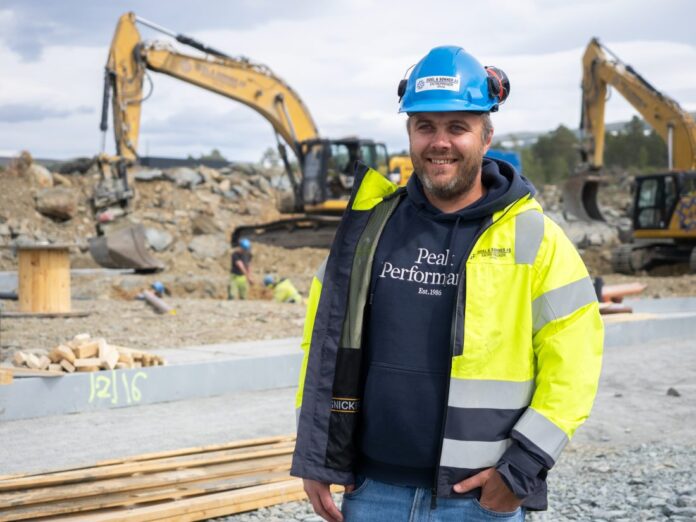 Prosjektleder Runar Haugmo Hoel på den nye industritomta selskapet har gjort klar i Oppdal. (Foto: SmartDok)