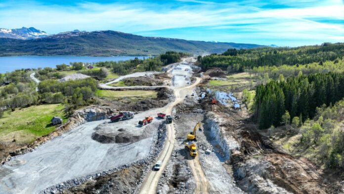 Pilotering: Våren 2025 skal den hydrogendrevne gravemaskinen settes i arbeid på OPS Hålogalandsvegen. Utbyggingen på E10 er et av Veivesenets pilotprosjekt for å teste klimasmarte løsninger og redusere miljøbelastningen ved veibygging. (Foto: Statens vegvesen)|Signerte: Kjell Inge Davik