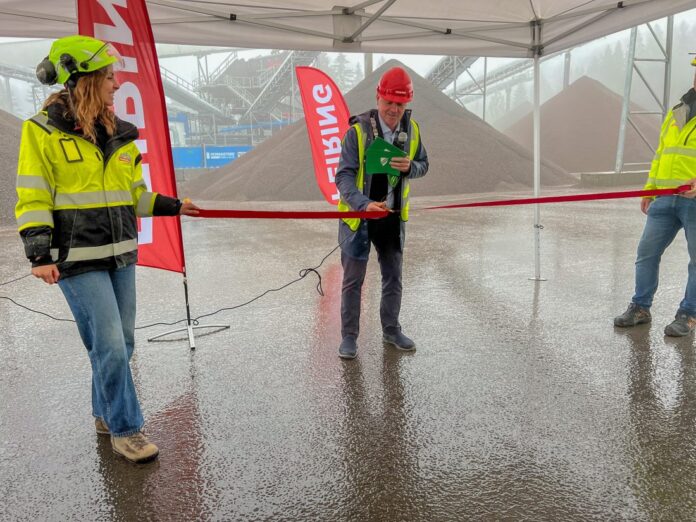 Ordfører Nittedal Rune Winum klippet snora for å markere åpningen av Feirings nye knuse- og vaskeanlegg på Bjønndalen Bruk. Til venstre er Margrethe Ollendorff