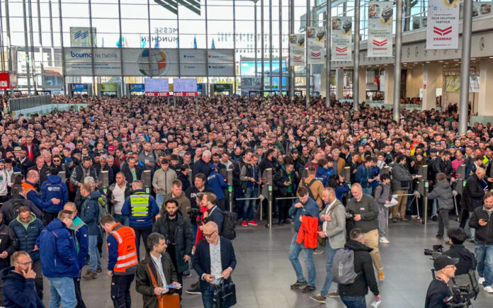 Bauma 20205 åpnet mandag 7. april. Tusenvis av ivrige anleggsfolk kunne knapt vente da dørene åpnet. (Foto: Runar F. Daler)