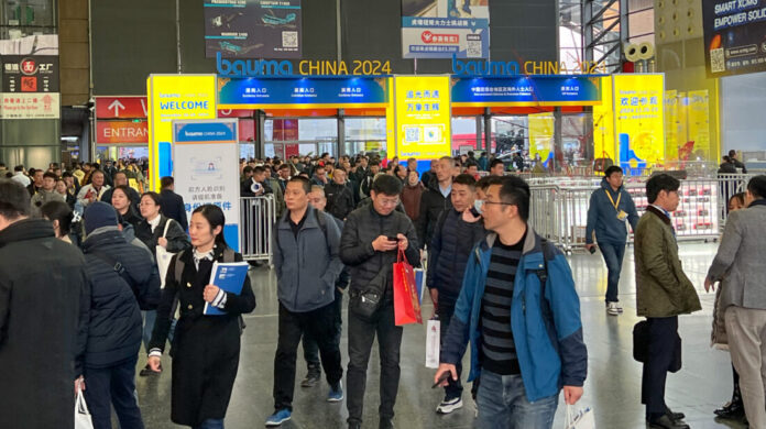 Årets Bauma China er den største siden oppstarten i 2002. Arealet er på hele 300 000 m2 og det forventes 200 000 besøkende i løpet av de fire messedagene. (Foto: Njål Hagen)|ÅTotalt er det over 3400 utstillere. De fleste er fra Kina