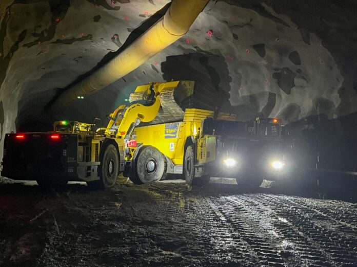 AF Ghella har seks Minetruck MT42 SG-dumpere og en Scooptram ST14 SG-lastemaskin i drift på prosjektet med ny rentvannstunnel i Oslo. (Foto: Njål Hagen)|Scooptram ST14 SG tar 14 tonn i skuffa. (Foto: Njål Hagen)|Epirocs BEV-maskiner har utskiftbare batterier. Det var et slikt batteri som tok fyr påskeaften. (Foto: Njål Hagen)