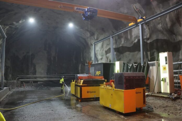 Epirocs BEV-maskiner har utskiftbare batterier. Det var et slikt batteri som tok fyr påskeaften. (Foto: Njål Hagen)