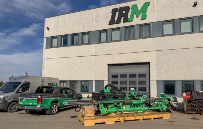 IRM Norge var første Montabert-forhandler til å få den nye CPA 28-050. Modellen er helt ny og overtar for deres mest solgte modell – CPA 250. (Foto: Njål Hagen)|Harald Olsen (t.h.)