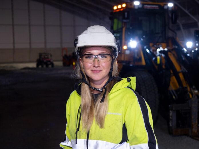Ingrid Alstad, funksjonær i selskapet, har kontroll på prosjektene og kvalitetssystemet via SmartDok.