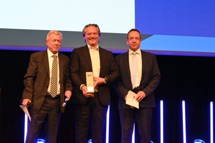 Forretningsutvikler Ole Gabriel Ørjan Kverneland i Sandnesfirmaet Excess Engineering mottok «sølvmedaljen» da INTERMAT delte ut innovasjonsprisene onsdag kveld. (Foto: Odd Borgestrand)|Tre fornøyde nordmenn som feiret innovasjonspris i Paris onsdag kveld. Fra venstre Tor Olav Undheim fra Rental One