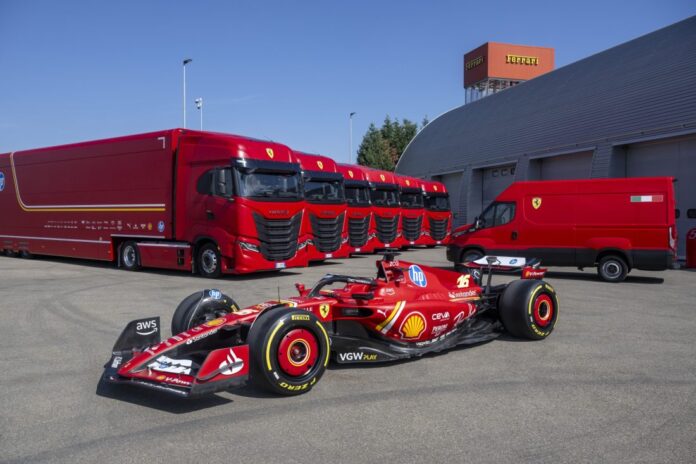 Scuderia Ferrari HP har nå mottatt 16 nye kjøretøy fra Iveco: femten S-Way lastebiler og én Daily varebil. (Foto: Iveco)|Den nye flåten styrker Scuderia Ferrari HPs logistikk og har en dekor som gjenspeiler de karakteristiske fargene