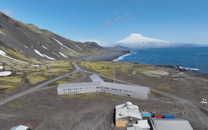 Modell av nytt stasjonsbygg på Jan Mayen. (Foto/Illustrasjon: Forsvarsbygg/Link Arkitektur AS)|Lekter med last til Jan Mayen. (Foto: Hæhre Arctic AS)|Lossing på godsbåt. (Foto: Hæhre Arctic AS)|Randi-Grethe Pedersen i Forsvarsbygg. (Foto: Rune Nilsson)|Kåre Nordsjø i Forsvarsbygg. (Foto: Forsvarsbygg)