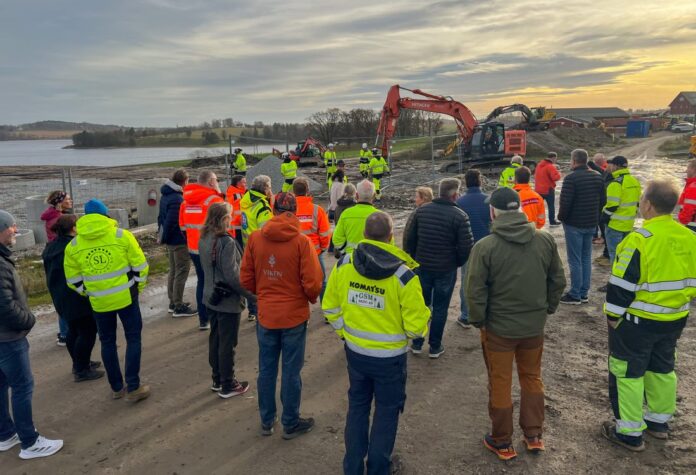 Torsdag 31. oktober stilte flere store anleggs- og skogsentreprenører opp på Kalnes vgs for å markere motstand mot nedleggelse av skolen. (Foto: Njål Hagen)|Truls Sønsterud (til venstre i bildet)