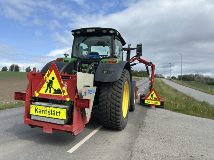 Mesta bruker datateknologi for å ta vare på viktige blomsterarter når veikantene klippes. (Foto: Mesta)|Morten Østheim får opp skjermbilde med «artsrik veikant». (Foto: Mesta)|Slik ser blomsten dragehode ut. (Foto: Mesta)