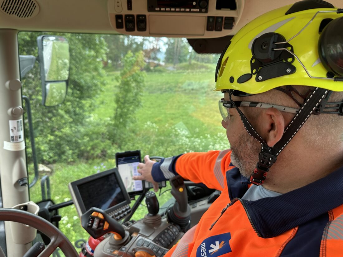 Morten Østheim får opp skjermbilde med «artsrik veikant». (Foto: Mesta)