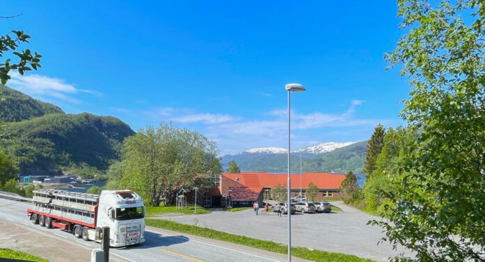 Gamle Kobbelv vertshus skal bygges om og blir kanskje Norges flotteste anleggsrigg. (Foto: Statens vegvesen)|Tre trinns utbygging: Statens vegvesen skal bygge ny E6 på Strekningen Megården-Mørsvikboten. Byggetrinn 1 har forventet byggestart i 2025. (Illustrasjon: Statens vegvesen)|Idylliske Kobbelv vertshus ligger høyt over fjorden tett inntil dagens E6 og nesten midt mellom Fauske og Bognes. (Foto: Statens vegvesen)