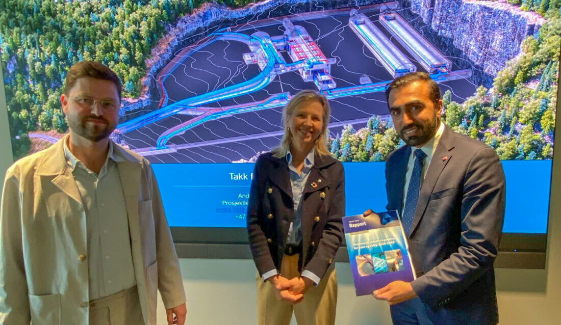 Rapporten ble lansert torsdag 5. juni, og overlevert til statssekretær Usman Mushtaq i Helse- og omsorgsdepartementet. Med på bildet er også Andre Holthe i Norconsult, som presenterte hovedfunnene i rapporten, i tillegg til direktøren i Norsk Vann Ragnhild Aalstad. (Foto: Norsk Vann)