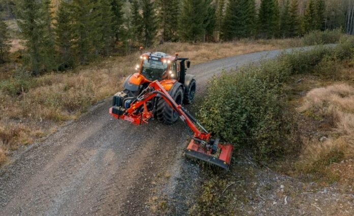 Tokvam AT 500 R er en kranarm med en påmontert krattknuser. Kranarmen monteres i 3-pkt bak på traktorer fra ca. 6 tonn og oppover. (Foto: Tokvam)|Rekkevidden ut til siden er 512 cm fra traktorens senter. I tillegg kan man klippe i minst 6 meter høyde fra bakken. (Foto: Tokvam)