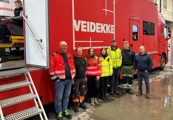 Teamet fra Veidekke som nylig la ut på turné for å møte elever på ungdomsskoler og videregående skoler. (Foto: Veidekke)