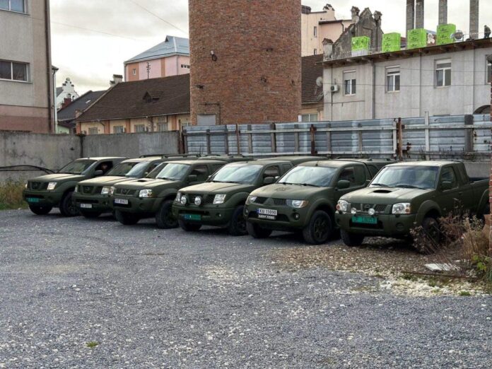 Har du en 4x4 pickup eller varebil til overs, ta kontakt med Fritt Ukraina. De ukrainske styrkene har behov for denne typen kjøretøy. Bildet viser norske pickuper klar til bruk i krigen. (Foto: Fredrik Tronhuus)