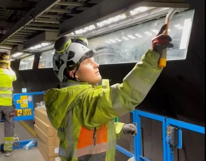 Ny LED-belysning blir montert i eksisterende lysarmaturer
