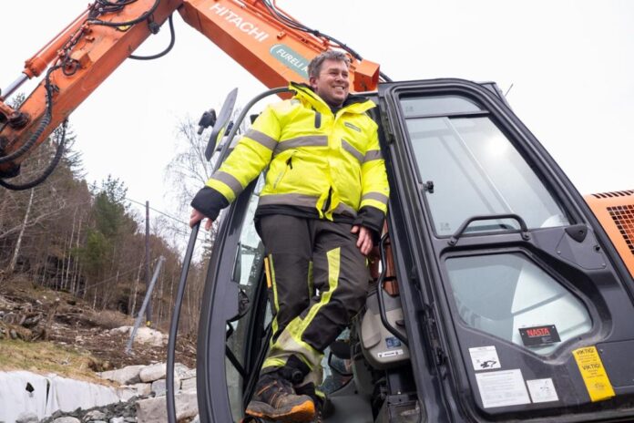 Leif Arne Fureli har fått en helt annen hverdag etter at han tok i bruk PowerOffice og SmartDok. Nå kan han gjøre mer av det han liker best, å grave.