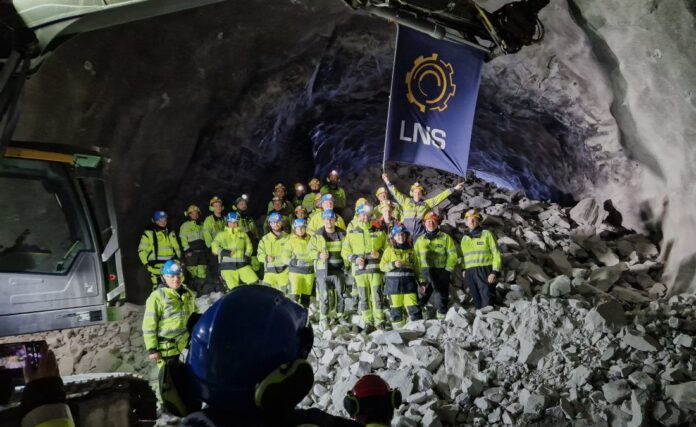 Feiret: Onsdag 7. februar kunne tunnelfolka til NLS AS tradisjonen tro utbringe en skål på røysa etter å ha skutt den siste salven som lagde hull i Bergåsen. (Foto: Statens vegvesen)