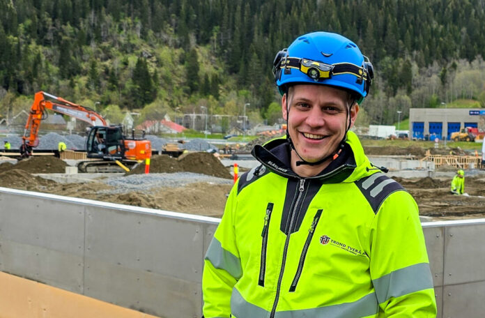 Mareno Fjeldavli hos maskinentreprenør Trond Tverå AS hadde svært godt utbytte av MEFs Lederprogram. (Foto: Ørjan Brennbakk)|Her er deltakerne på MEFs Lederprogram 2021-2022 samlet. Tarjei Rødset fra ACO Anlegg står bakerst til høyre og Marianne Telle