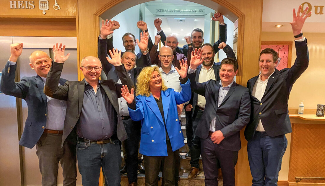 Her er deltakerne på MEFs Lederprogram 2021-2022 samlet. Tarjei Rødset fra ACO Anlegg står bakerst til høyre og Marianne Telle, som er ansvarlig for programmet, står foran på midten. (Foto: Hilde Flotoft)