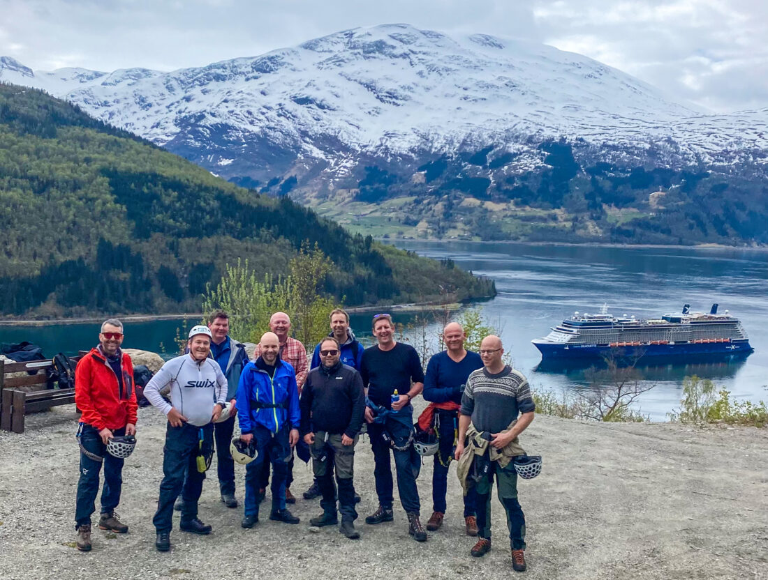 Kullene til både Rødset og Fjeldavli bestemte seg for å fortsette og møtes to ganger i året. Her er kullet til Rødset i Loen i forbindelse med en samling i Stryn. (Privat foto)