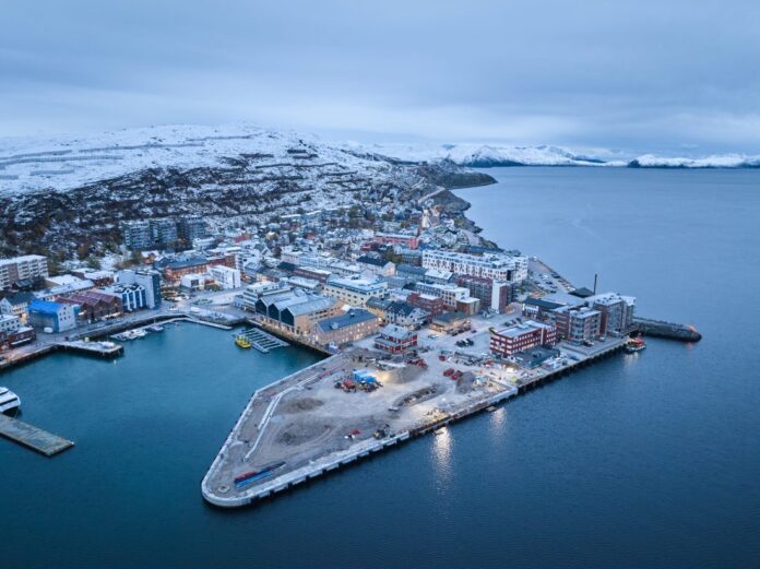 Hammerfest har fått ny og forlenget sentrumskai. (Foto: NCC)|Fra utdypingen av Forsøl fiskerihavn. Arbeidet ble utført av NCCs datterselskap Sjøentreprenøren. (Foto: NCC)