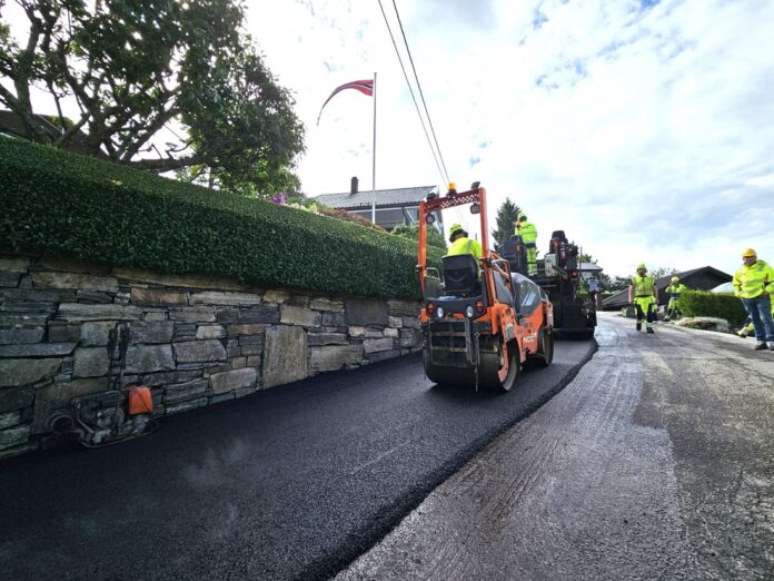 NCC asfalterer med treolje. (Foto: NCC)