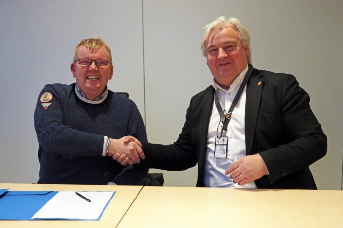 Divisjonsdirektør Kjell Inge Davik i Statens vegvesen (t.h.) og Per Jonsson. leder for NCCs infrastrukturprosjekter i Norge, signerte avtalen i Ålesund 8. januar. (Foto: Øyvind Gangstad, Ålesund kommune)