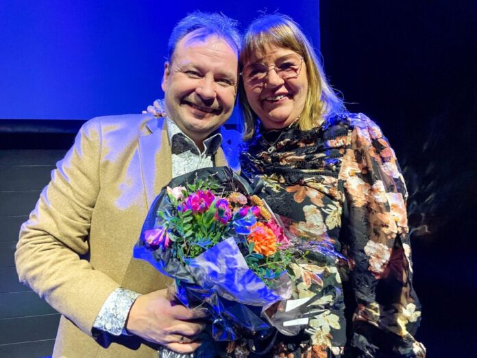 Ekteparet Svend Ingvar og Siv Iren Hoel Larsen vant året næringslivspris for Larsen Maskin & Transport. Eier og gründer Svend Ingvar Larsen delte prisen med alle sine ansatte. - Vi er ydmyke for å bli satt sånn pris på