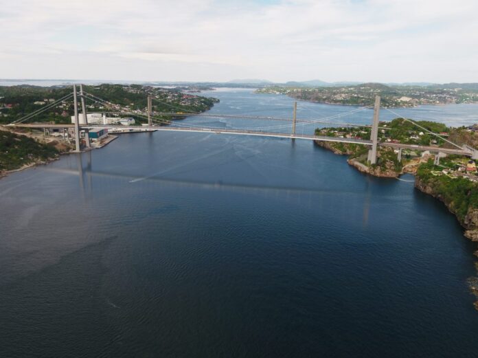 Ny Sotrabru er en del av riksvei 555 Sotrasambandet
