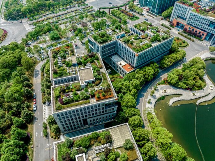 Klimaendringer og urbanisering gir byene dobbelt utfordring: både flom og vannmangel. For å møte dette kreves nye løsninger, ifølge Norsk Wavin, der overvann behandles som en verdifull ressurs og utnyttes der det faller. (Foto: Wavin)