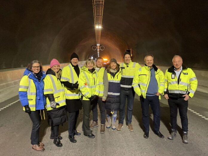 Mange gledet seg over at tunnelen gjennom E6 Kvænangsfjellet er åpnet for trafikk. Fra venstre: Hilde Nyvoll (ordfører Nordreisa)