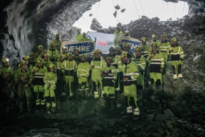 Gjennomslag i Åstunnelen. (Foto: Nye Veier)|Injeksjonsarbeid i forbindelse med driving av Åstunnelen. (Foto: Nye Veier)