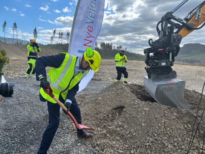 Samferdselsminister Jon-Ivar Nygård med offisielt spadetak for E6 Roterud-Storhove utenfor Lillehammer. (Foto: Camilla Bredde Pettersen / Samferdselsdepartementet)