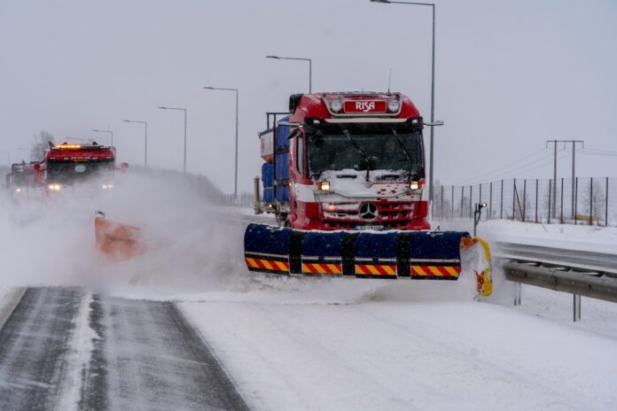 Vinterdrift er en sentral del av kontrakten om drift og vedlikehold. Her er det dagens driftsentreprenør, Risa, som brøyter E6 ved Hamar. (Foto: Nye Veier)