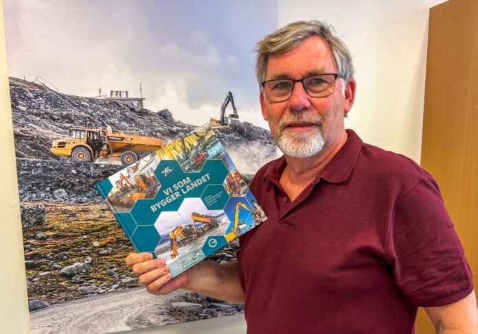 Forfatter Odd Borgestrand med et eksemplar av MEFs jubileumsbok. Boka kan bestilles. (Foto: Njål Hagen)