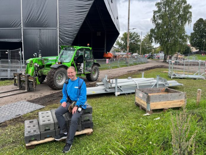 Emilie Haugli er riggleder til ØYA-festivalen. (Foto: Skydda Norge)|Folkehav: Over 100 000 publikummere samles hvert år til ØYA-festivalen i Oslo. (Foto: ØYA)