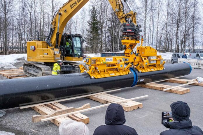 Det nye vakuum-verktøyet fra Saint Gobain PAM løfter og trekker sammen duktile rør. (Foto: Jørn Søderholm