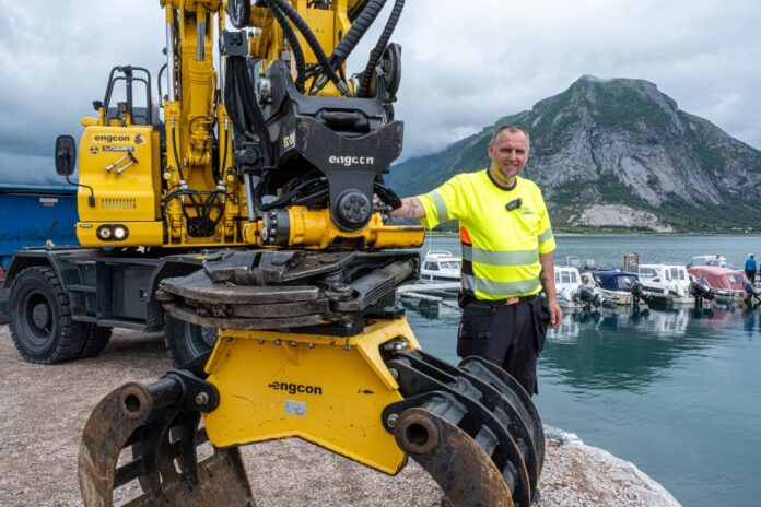 Reipå Knuseri har bygget denne småbåthavnen. Bygging og plastring er utført med hjulgraver og en 30-tonns beltegraver, begge med Engcon tiltrotator.