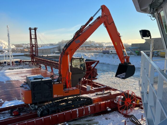 Nasta har levert det som skal være verdens første Hitachi ZX490LCH-7 som er bygget om til elektrisk båtmaskin. (Foto: Nasta)|Kaptein Harald Fredriksen runder snart 20 år som skipper i ulike rederier