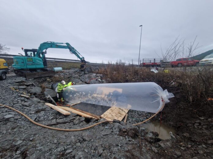 Glassfiberforingen settes under trykk og UV-lamper herder “pølsa” som er satt inn med et pigmentstoff som herder i ultrafiolett lys. (Foto: Statens vegvesen)|Det er store dimensjoner på de gamle Svalbardrørene. Rørene i Semsbekken er 120 cm