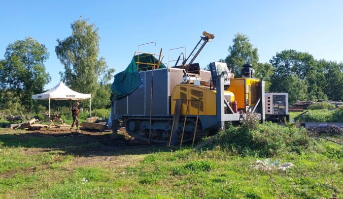 Prøveboring på Fensfeltet. (Foto: Rare Earths Norway AS)|Prøveboring på Fensfeltet. (Foto: Rare Earths Norway AS)|Bergarten Rauhaugitt FDC med sjeldne jordarter. (Foto: Rare Earths Norway AS)|Boreprøve fra Fensfeltet. (Foto: Rare Earths Norway AS)