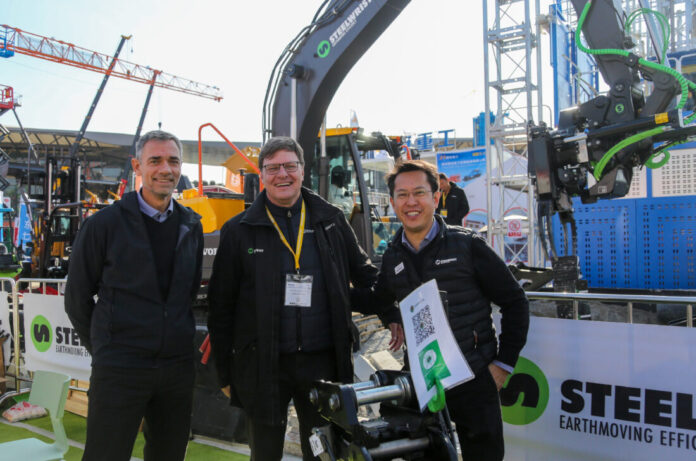 Steelwrist-trio på Bauma China: Fra venstre: Markus Nilsson