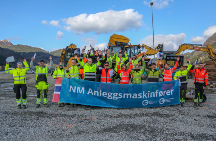 |Gravemaskinkjøring sto på programmet på konkurransens første dag. (Foto: Jan Erik Øygard)|Kai Raundalen (t.v.)