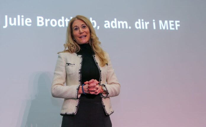 MEF-sjef Julie Brodtkorb. (Foto: Runar F. Daler)|Salen var bortimot helt fullsatt da Julie Brodtkorb holdt åpningsinnlegget under Arctic Entrepreneur 2024. (Foto: Runar F. Daler)
