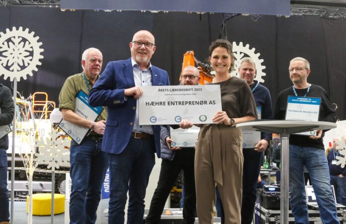 Årets lærebedrift: Hæhre Entreprenør AS. Her representert ved daglig leder Gudmund Roen. Kunnskapsminister Kari Nessa Nordtun delte ut prisen. (Foto: Runar F. Daler)|Alle de nominerte